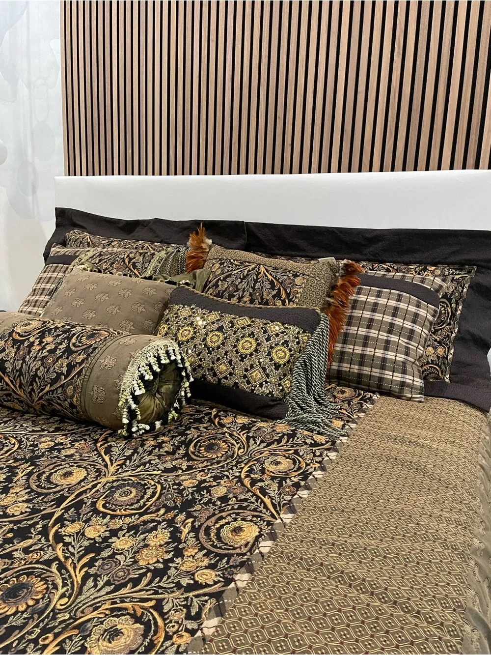 Luxury Brown and Black Paisley Quilt Set